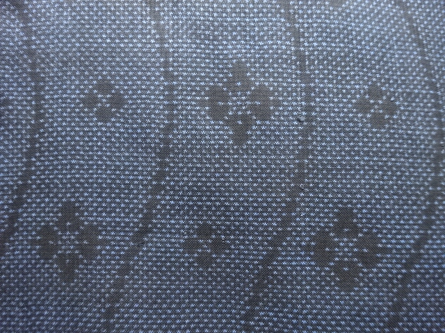 アンティーク　よろけ縞に花菱模様織り出し本場泥大島紬着物（5マルキ）